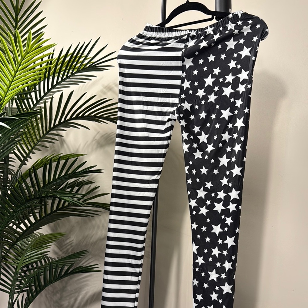 Free if bundle 3 more items‼️Black and White Leggings with Stripes and Stars